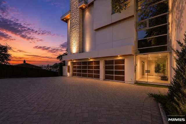 31A Casta Lane, Edgewater, NJ 07020