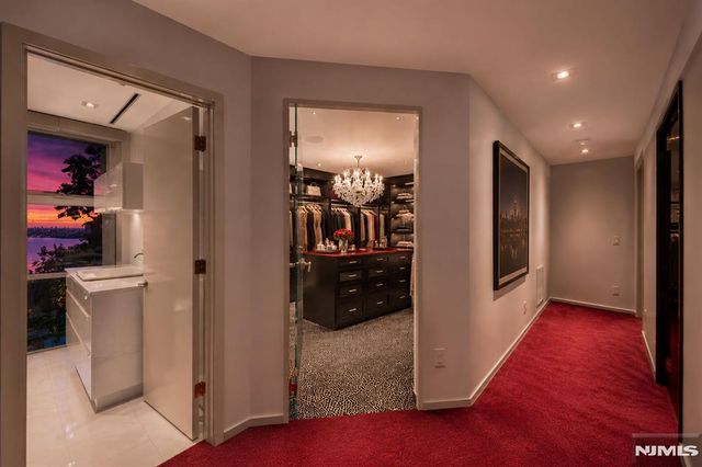 31A Casta Lane, Edgewater, NJ 07020