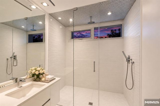 31A Casta Lane, Edgewater, NJ 07020