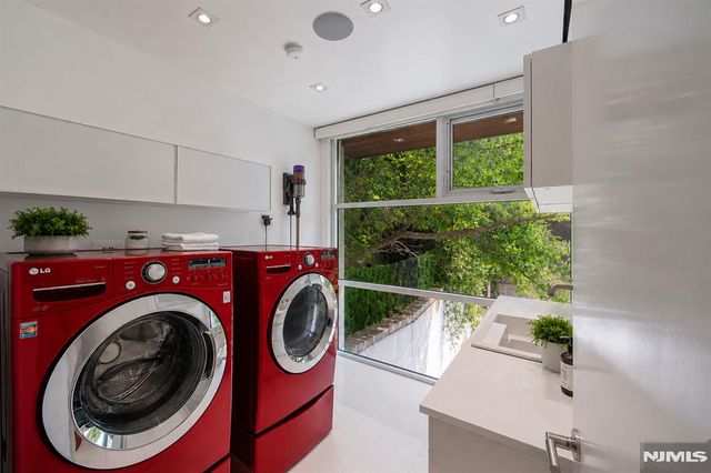 31A Casta Lane, Edgewater, NJ 07020