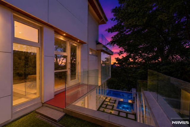 31A Casta Lane, Edgewater, NJ 07020
