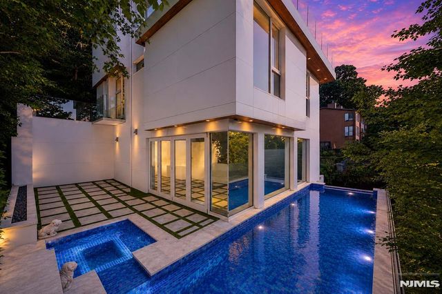 31A Casta Lane, Edgewater, NJ 07020