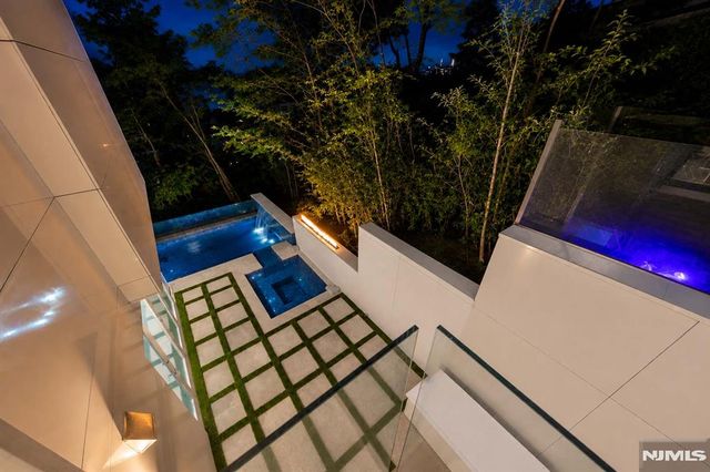 31A Casta Lane, Edgewater, NJ 07020
