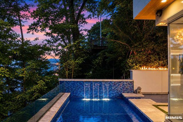 31A Casta Lane, Edgewater, NJ 07020