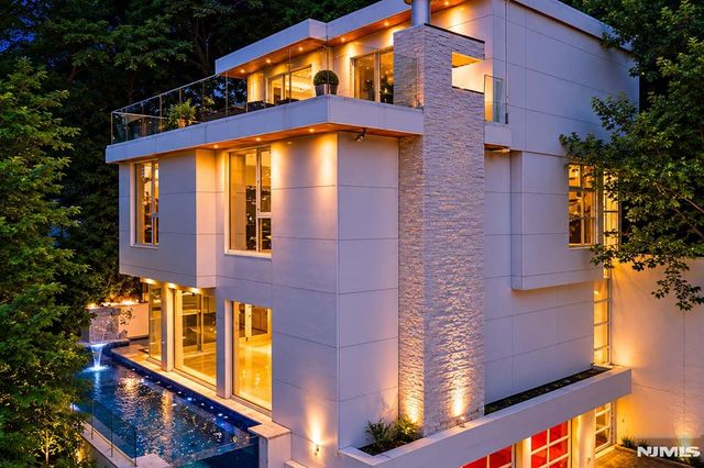 31A Casta Lane, Edgewater, NJ 07020