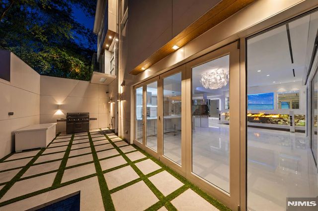 31A Casta Lane, Edgewater, NJ 07020