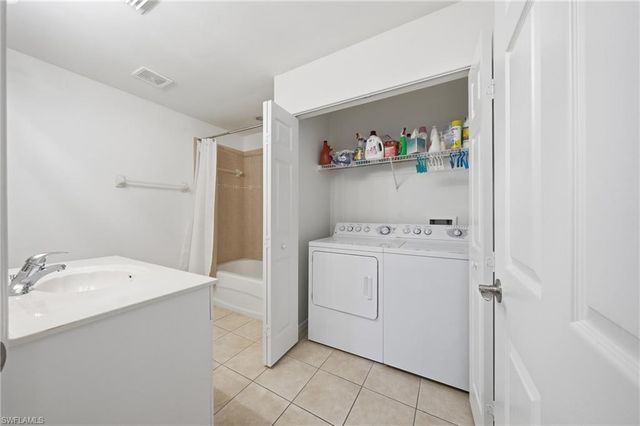 3976 Bishopwood CT E 3-102, Naples, FL 34114