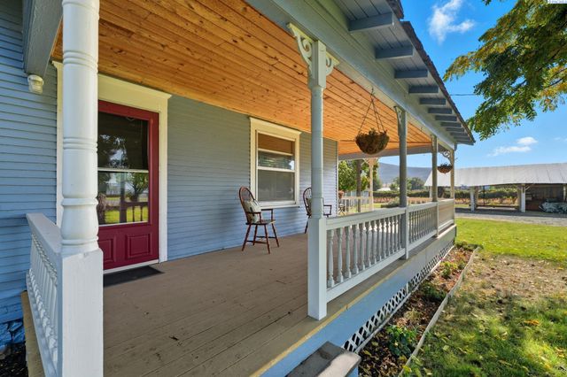 10901 N Pioneer Rd, Prosser, WA 99350