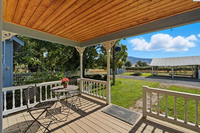 10901 N Pioneer Rd, Prosser, WA 99350