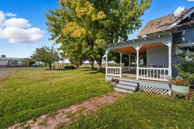 10901 N Pioneer Rd, Prosser, WA 99350