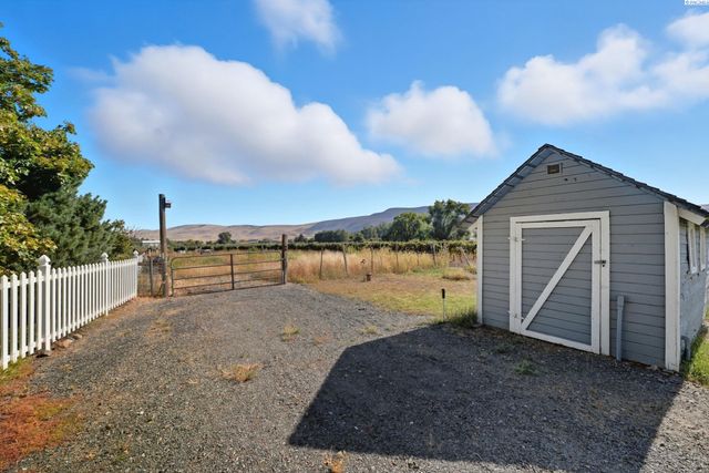 10901 N Pioneer Rd, Prosser, WA 99350