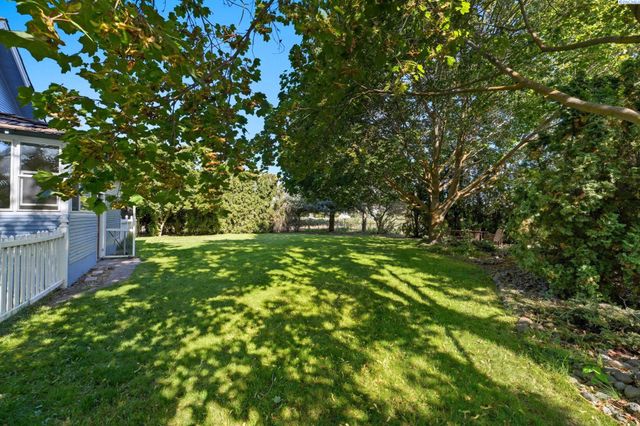 10901 N Pioneer Rd, Prosser, WA 99350