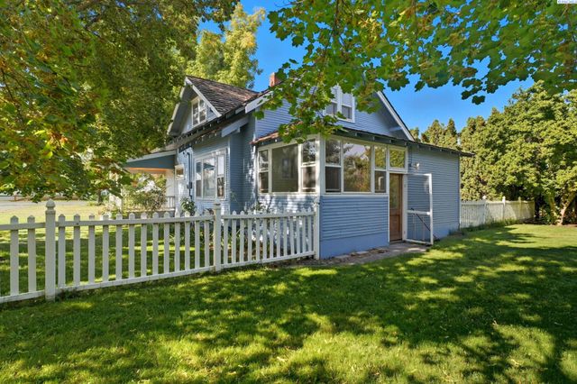 10901 N Pioneer Rd, Prosser, WA 99350