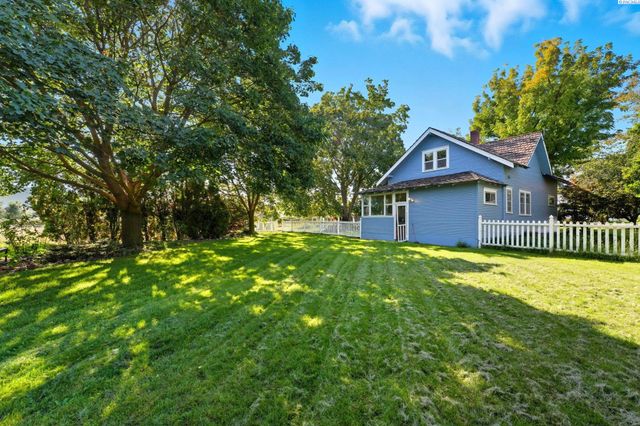 10901 N Pioneer Rd, Prosser, WA 99350