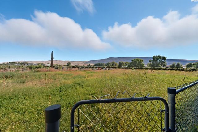 10901 N Pioneer Rd, Prosser, WA 99350