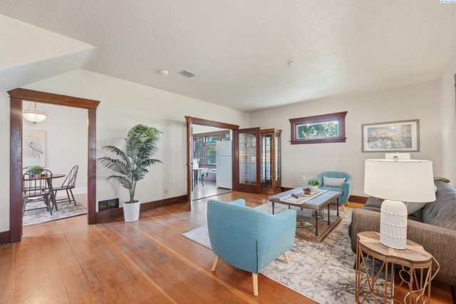 10901 N Pioneer Rd, Prosser, WA 99350