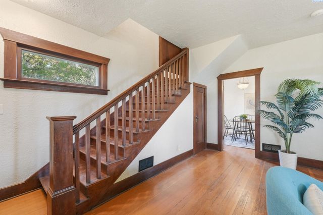 10901 N Pioneer Rd, Prosser, WA 99350