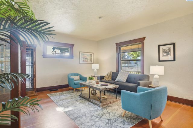 10901 N Pioneer Rd, Prosser, WA 99350