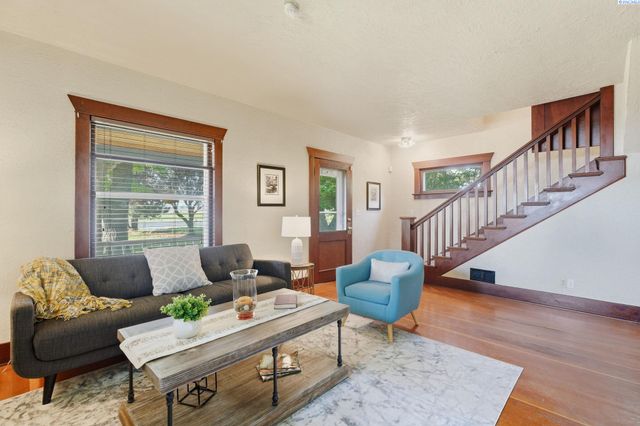 10901 N Pioneer Rd, Prosser, WA 99350