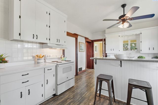 10901 N Pioneer Rd, Prosser, WA 99350