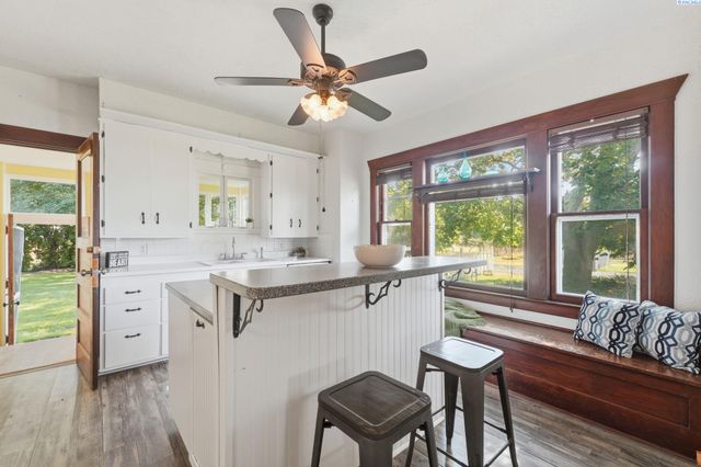 10901 N Pioneer Rd, Prosser, WA 99350