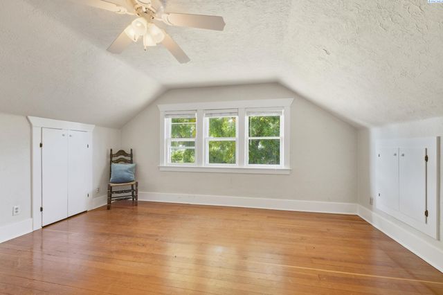 10901 N Pioneer Rd, Prosser, WA 99350