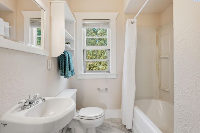 10901 N Pioneer Rd, Prosser, WA 99350