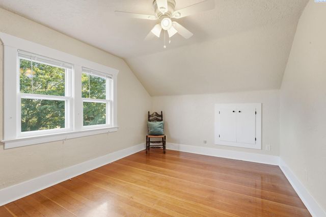 10901 N Pioneer Rd, Prosser, WA 99350