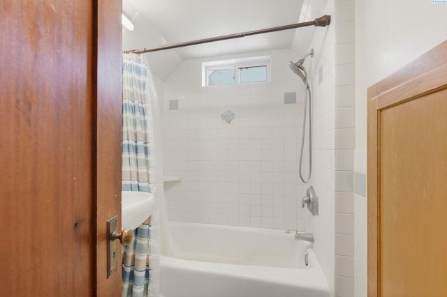 10901 N Pioneer Rd, Prosser, WA 99350