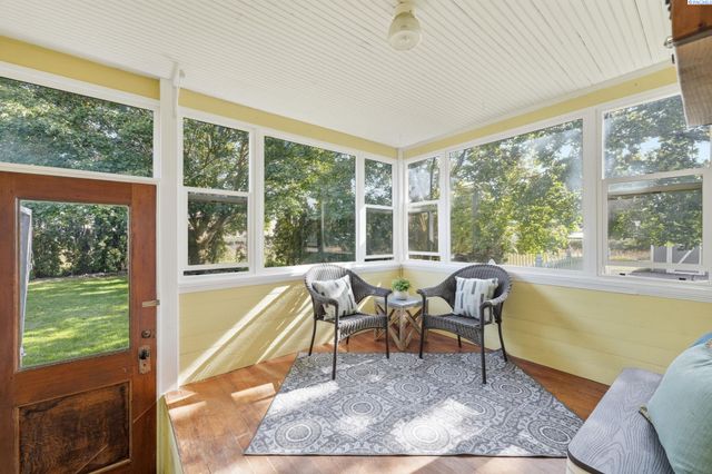 10901 N Pioneer Rd, Prosser, WA 99350