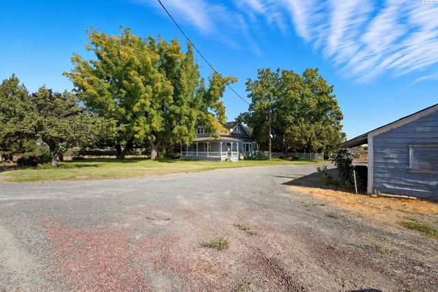 10901 N Pioneer Rd, Prosser, WA 99350