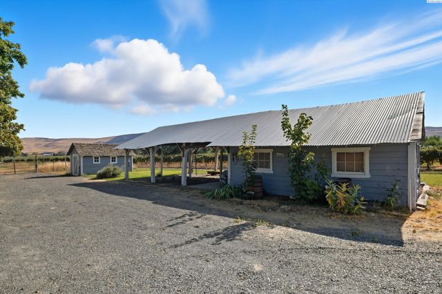 10901 N Pioneer Rd, Prosser, WA 99350