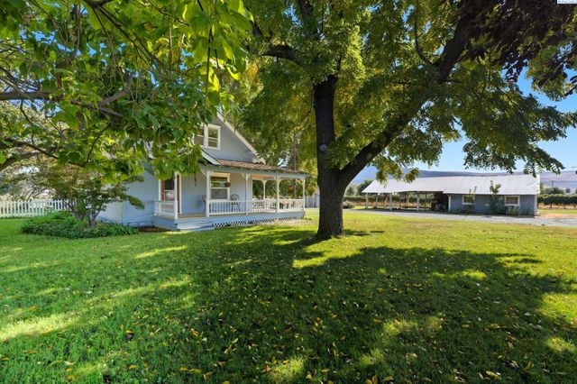 10901 N Pioneer Rd, Prosser, WA 99350