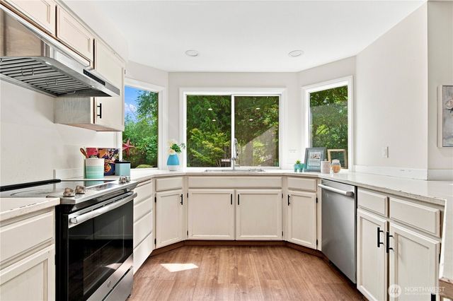 24528 SE 43rd Place, Issaquah, WA 98029