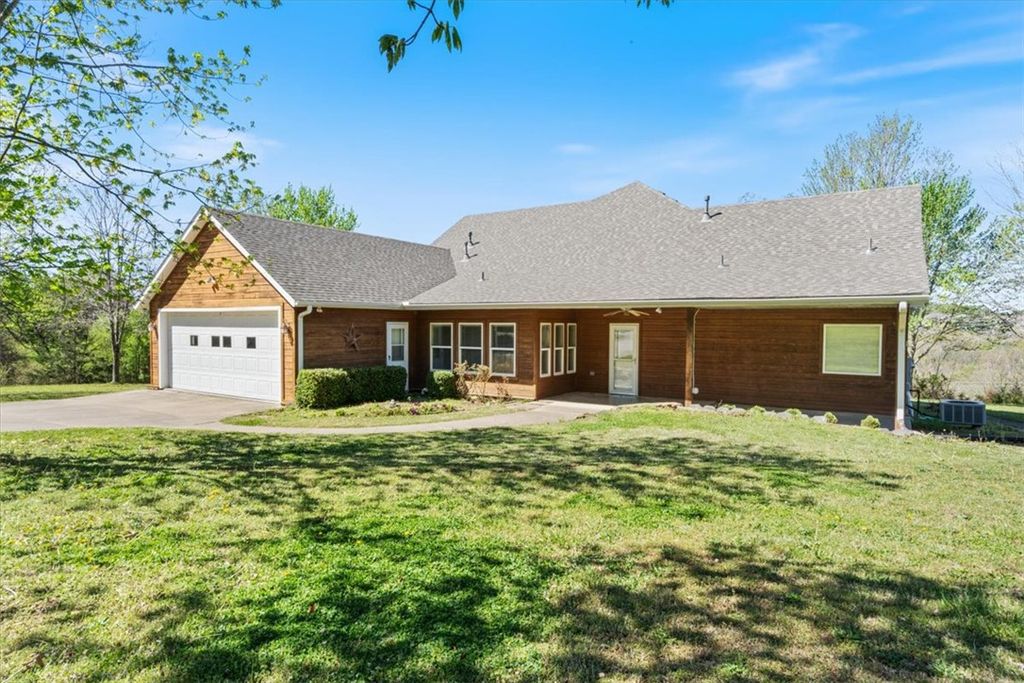 141 Hawn Avenue, Huntsville, AR 72740