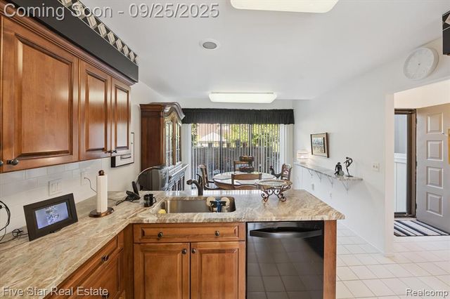 5611 Hillcrest Circle 50, West Bloomfield, MI 48322