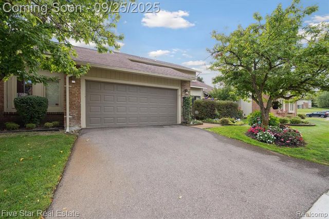 5611 Hillcrest Circle 50, West Bloomfield, MI 48322