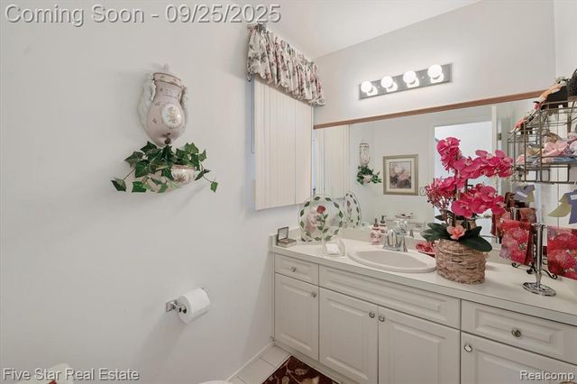 5611 Hillcrest Circle 50, West Bloomfield, MI 48322