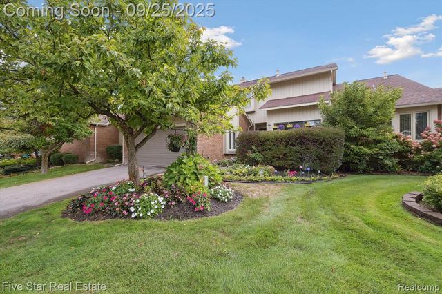 5611 Hillcrest Circle 50, West Bloomfield, MI 48322