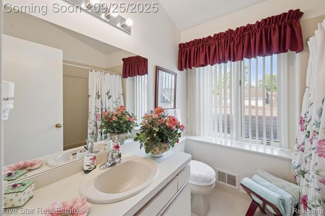 5611 Hillcrest Circle 50, West Bloomfield, MI 48322