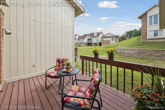 5611 Hillcrest Circle 50, West Bloomfield, MI 48322