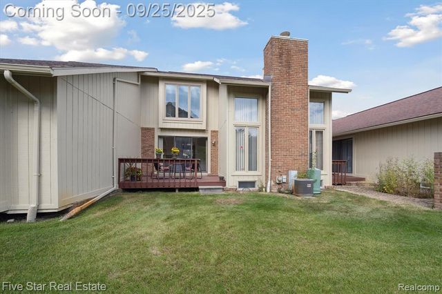 5611 Hillcrest Circle 50, West Bloomfield, MI 48322