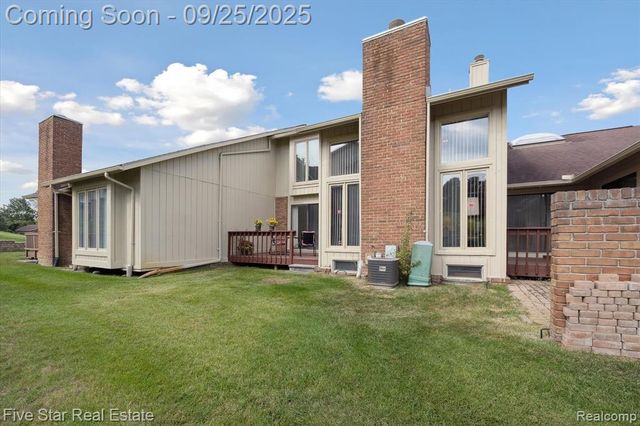 5611 Hillcrest Circle 50, West Bloomfield, MI 48322