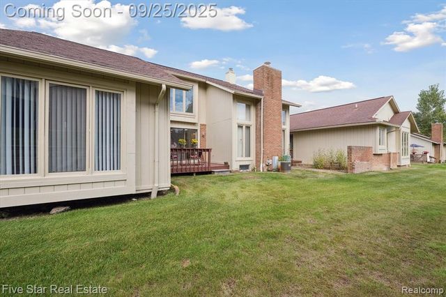 5611 Hillcrest Circle 50, West Bloomfield, MI 48322