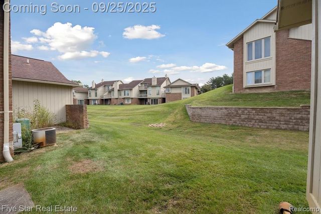 5611 Hillcrest Circle 50, West Bloomfield, MI 48322