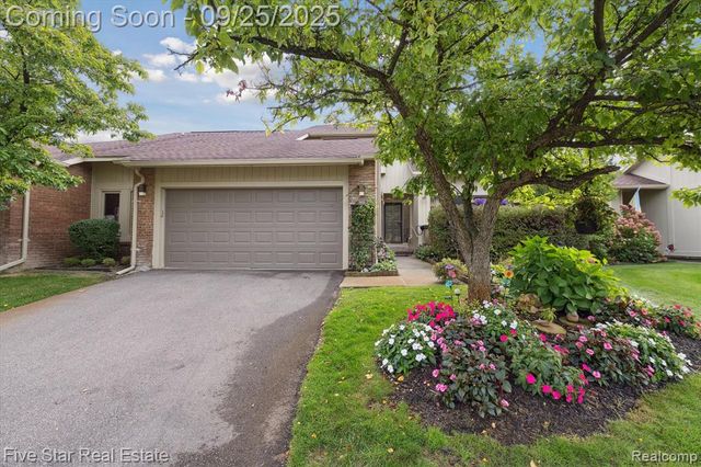 5611 Hillcrest Circle 50, West Bloomfield, MI 48322