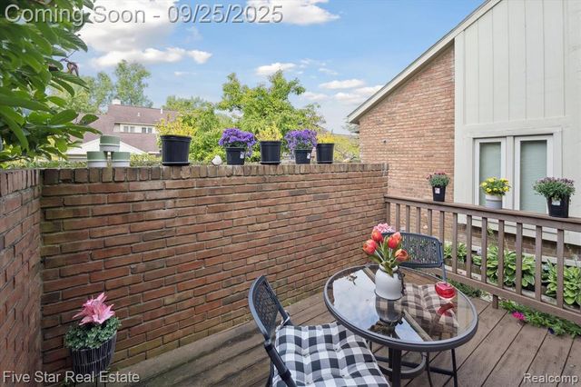 5611 Hillcrest Circle 50, West Bloomfield, MI 48322