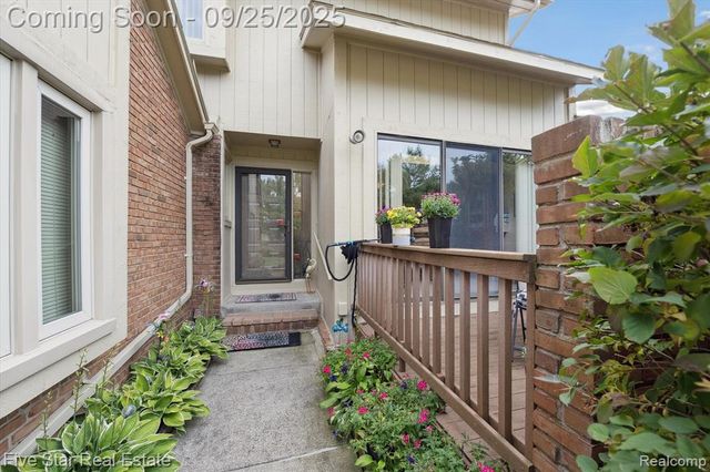 5611 Hillcrest Circle 50, West Bloomfield, MI 48322