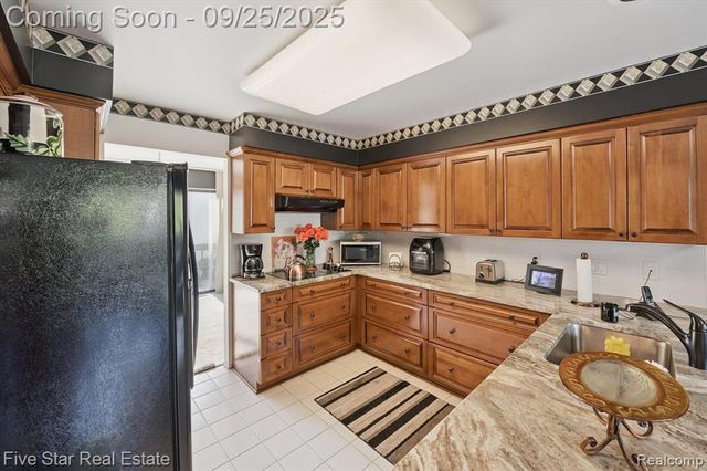 5611 Hillcrest Circle 50, West Bloomfield, MI 48322