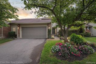 5611 Hillcrest Circle 50, West Bloomfield, MI 48322